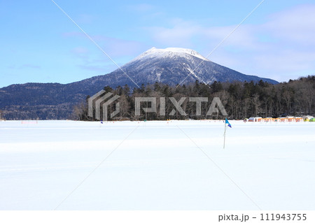 冬の阿寒湖湖上から望む雄阿寒岳 111943755