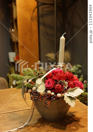 赤いバラのキャンドルクリスマスアレンジ 111943904
