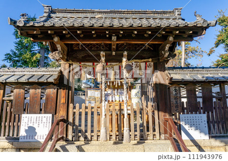 大阪府高槻市宮之川原元町の神服神社（服部姓発祥の地）　中門（神門） 111943976