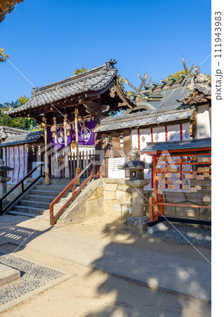 大阪府高槻市宮之川原元町の神服神社(服部姓発祥の地) 中門(神門) 大阪府高槻市宮之川原元町の神服神社(服部姓発祥の地) 中門(神門) 111943983