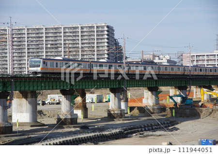 中央本線 多摩川を行く快速233系 111944051