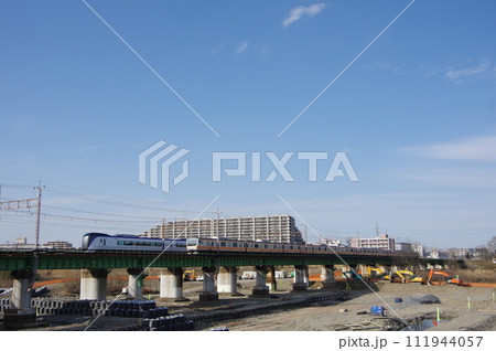 中央本線 多摩川で特急あずさと快速すれ違い 中央本線 多摩川で特急あずさと快速すれ違い 111944057