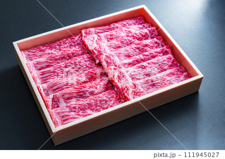 箱入り の すき焼き 用 の 牛肉 【 ふるさと納税 の 返礼品 の イメージ 】 箱入り の すき焼き 用 の 牛肉 【 ふるさと納税 の 返礼品 の イメージ 】 111945027