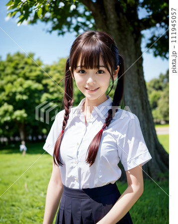 緑の大地で大木を背に笑顔の若い女性 111945057