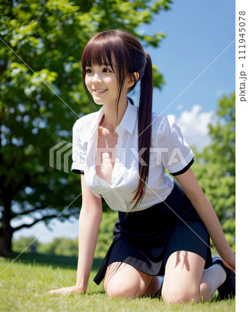緑の大地に笑顔で膝立ちしている若い女性 111945078