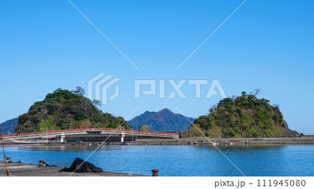 晴れ渡った朝の若狭高浜海釣り公園（福井県高浜町） 111945080