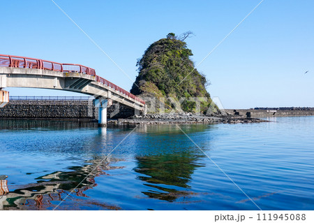晴れ渡った朝の若狭高浜海釣り公園（福井県高浜町） 111945088