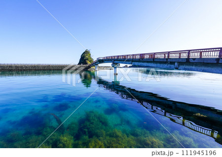 晴れ渡った朝の若狭高浜海釣り公園（福井県高浜町） 111945196