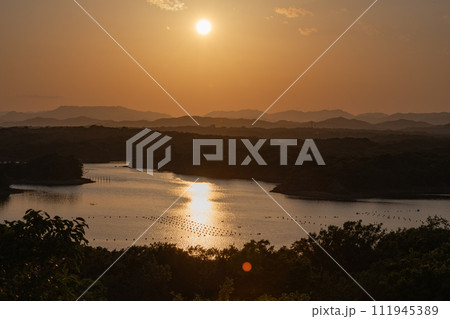 ともやま公園から望む英虞湾に沈む夕日 ともやま公園から望む英虞湾に沈む夕日 111945389
