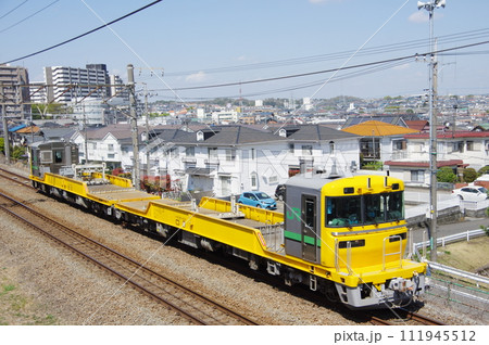 横浜線 成瀬付近 新型レール運搬車キヤ195 111945512
