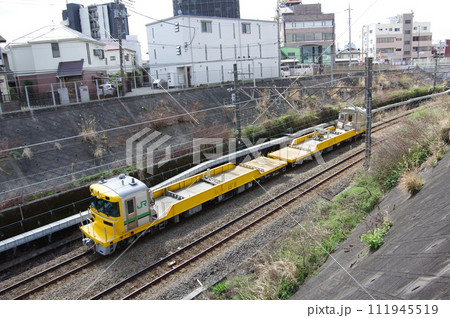 横浜線 町田付近 新型レール運搬車キヤ195 111945519