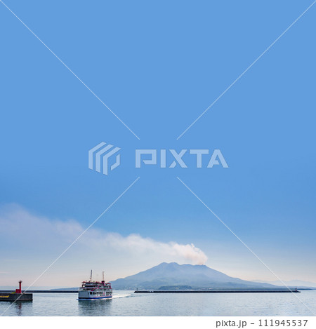 桜島フェリー は 桜島 と 鹿児島港 を結ぶ 海上交通機関 【 鹿児島 の 風景 】 111945537