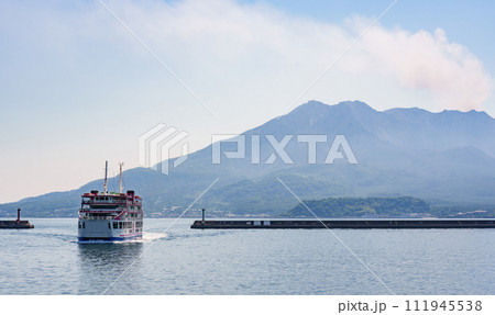 桜島フェリー は 桜島 と 鹿児島港 を結ぶ 海上交通機関 【 鹿児島 の 風景 】 桜島フェリー は 桜島 と 鹿児島港 を結ぶ 海上交通機関 【 鹿児島 の 風景 】 111945538
