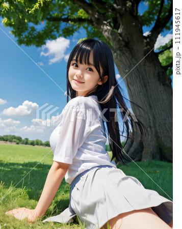 緑の大地に笑顔でうつ伏せになる若い女性 111945617