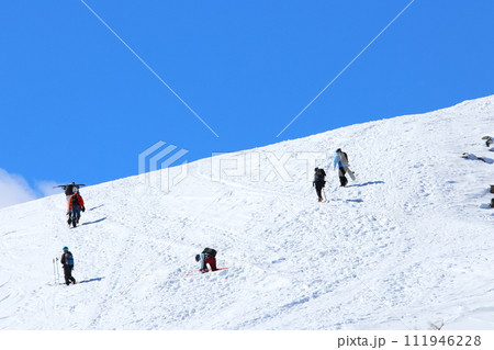 白馬八方尾根 バックカントリースキーヤーが登る雪山と青空 白馬八方尾根 バックカントリースキーヤーが登る雪山と青空 111946228