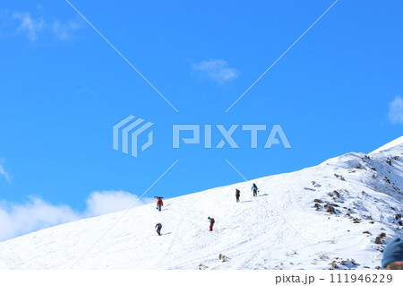 白馬八方尾根 バックカントリースキーヤーが登る雪山と青空 白馬八方尾根 バックカントリースキーヤーが登る雪山と青空 111946229