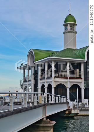 横浜みなとみらいに有る海に浮かぶぷかり桟橋の風景 横浜みなとみらいに有る海に浮かぶぷかり桟橋の風景 111946370