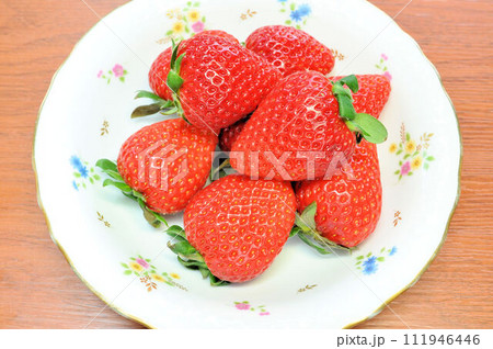 花柄のお皿に盛り付けたあまりんいちご 111946446