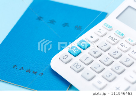 年金手帳と電卓 年金手帳と電卓 111946462
