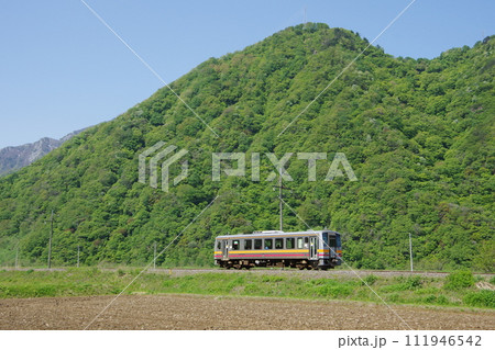 大糸線 根知付近を行くキハ120単行 111946542