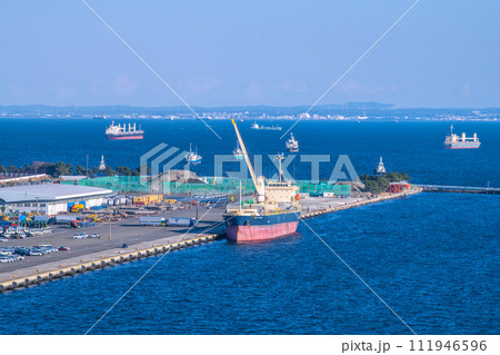 日本の横浜都市景観 大黒ふ頭・T-8号上屋や貨物船、大黒海釣り公園などを望む（奥は千葉） 111946596