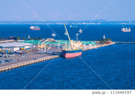 日本の横浜都市景観 大黒ふ頭・T-8号上屋や貨物船、大黒海釣り公園などを望む（奥は千葉） 111946597