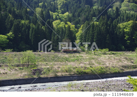 大糸線 横川橋梁付近を行くキハ120 大糸線 横川橋梁付近を行くキハ120 111946689
