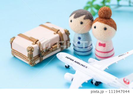 旅行鞄のトランクケースと飛行機と夫婦 111947044