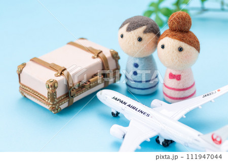 旅行鞄のトランクケースと飛行機と夫婦 旅行鞄のトランクケースと飛行機と夫婦 111947044