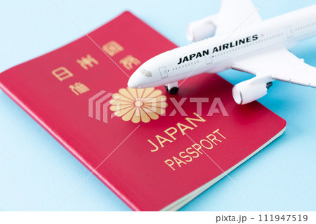 パスポートと飛行機 111947519