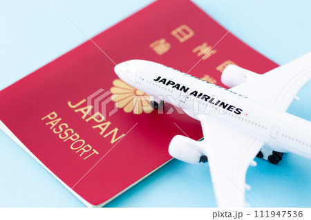 パスポートと飛行機 111947536
