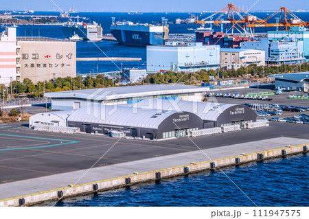 日本の横浜都市景観 大黒ふ頭客船ターミナルや自動車運搬船（奥）などを望む(海上にアクアライン） 111947575