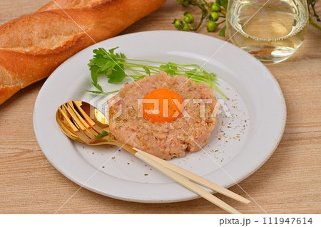 マグロのタルタル。ビンチョウ鮪のタルタル(洋風タタキ)。マヨネーズ、オリーブオイル、醤油味。 マグロのタルタル。ビンチョウ鮪のタルタル(洋風タタキ)。マヨネーズ、オリーブオイル、醤油味。 111947614