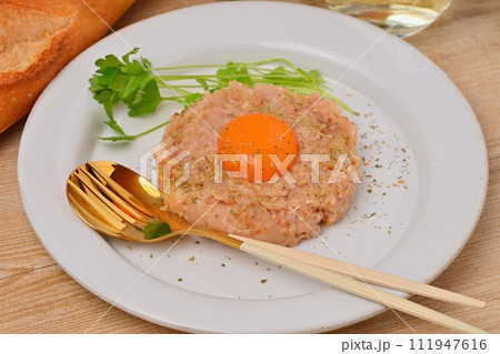 マグロのタルタル。ビンチョウ鮪のタルタル(洋風タタキ)。マヨネーズ、オリーブオイル、醤油味。 マグロのタルタル。ビンチョウ鮪のタルタル(洋風タタキ)。マヨネーズ、オリーブオイル、醤油味。 111947616