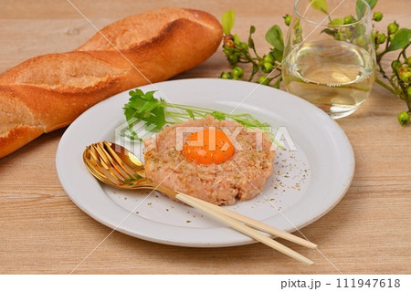 マグロのタルタル。ビンチョウ鮪のタルタル(洋風タタキ)。マヨネーズ、オリーブオイル、醤油味。 マグロのタルタル。ビンチョウ鮪のタルタル(洋風タタキ)。マヨネーズ、オリーブオイル、醤油味。 111947618