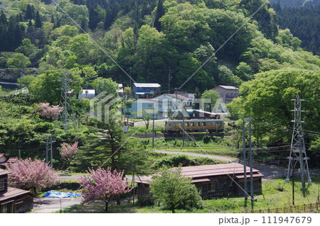 大糸線 平岩付近を行くキハ120 大糸線 平岩付近を行くキハ120 111947679
