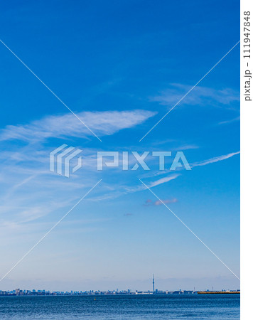 千葉稲毛海岸の海と青い空とスカイツリー 千葉稲毛海岸の海と青い空とスカイツリー 111947848