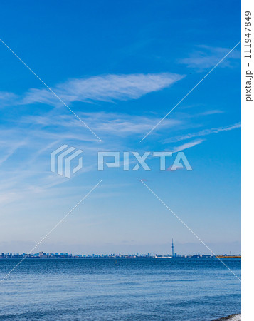 千葉稲毛海岸の海と青い空とスカイツリー 千葉稲毛海岸の海と青い空とスカイツリー 111947849