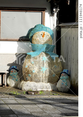 古い家屋前 雪ダルマの飾りつけ 古い家屋前 雪ダルマの飾りつけ 111948174
