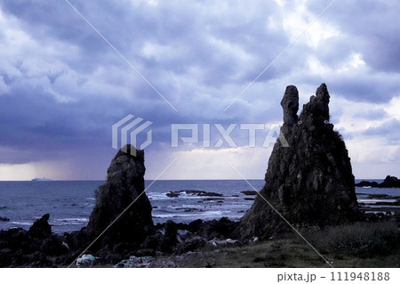 夕暮れの剱地権現岩(トトロ岩) 夕暮れの剱地権現岩(トトロ岩) 111948188
