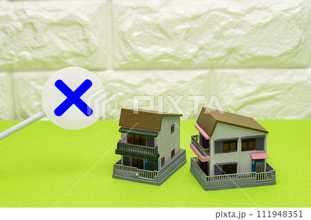 バツ印と住宅模型でデメリット、短所の表現 バツ印と住宅模型でデメリット、短所の表現 111948351