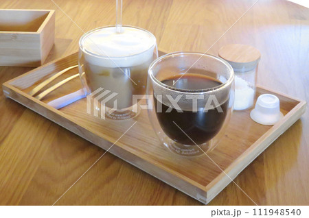 カフェラテとコーヒー カフェラテとコーヒー 111948540