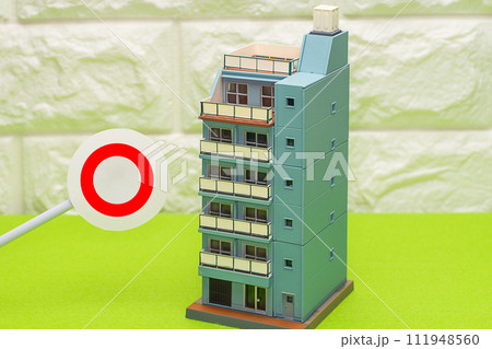丸印と少し古いマンションのイメージ 丸印と少し古いマンションのイメージ 111948560