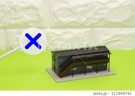 バツ印と二階建ての集合住宅 111948742