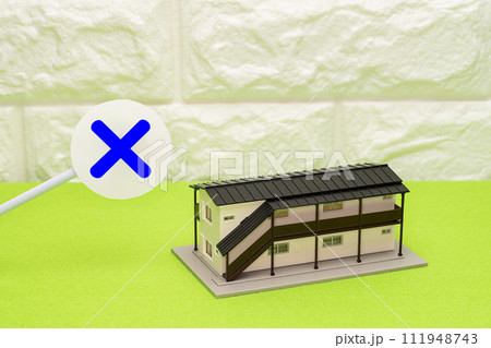 バツ印と二階建ての集合住宅 バツ印と二階建ての集合住宅 111948743