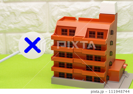 バツ印とファミリーマンション 111948744