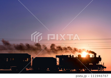 夕陽とSL人吉 111948787