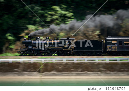 球磨川沿いを走るSL人吉 球磨川沿いを走るSL人吉 111948793