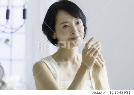 ミドルエイジの女性のバストアップのポートレート ビューティー ミドルエイジの女性のバストアップのポートレート ビューティー 111948951