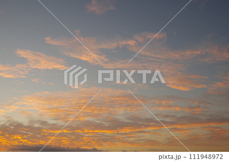 オレンジ色に染まる朝焼け空 111948972
